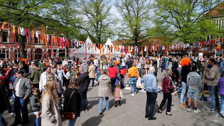 Kleedjesmarkt Assendorp weer druk bezocht