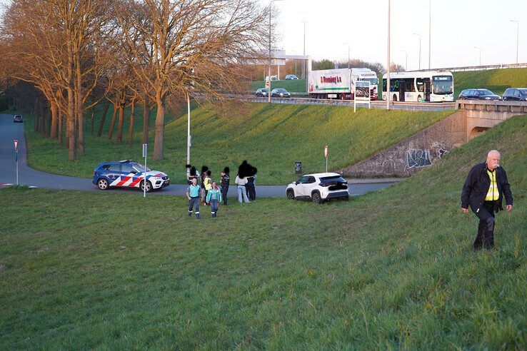 Auto belandt op fietspad na botsing met vrachtwagen bij afrit A28