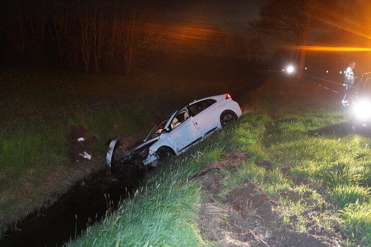 Taxi belandt in sloot na ongeval op N337 bij Herxen