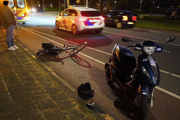Scooterrijder onder invloed botste op fietser in Van Wevelinkhovenstraat