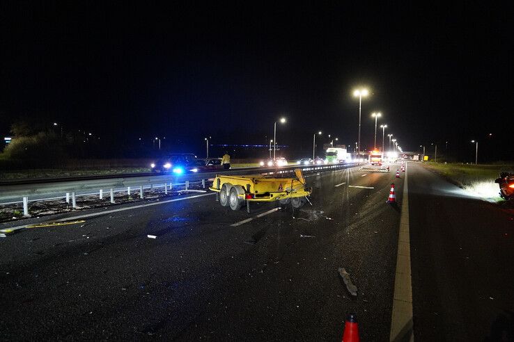 Vrachtwagen knalt op pijlwagen op A28 bij Zwolle, snelweg deels afgesloten