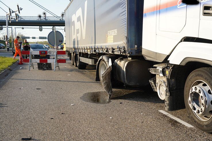 Kruising bij Zwolle afgesloten na botsing met vrachtwagen