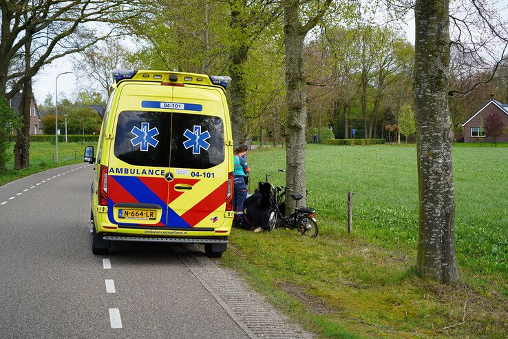 Fietser klapt achterop vuilniswagen en raakt gewond