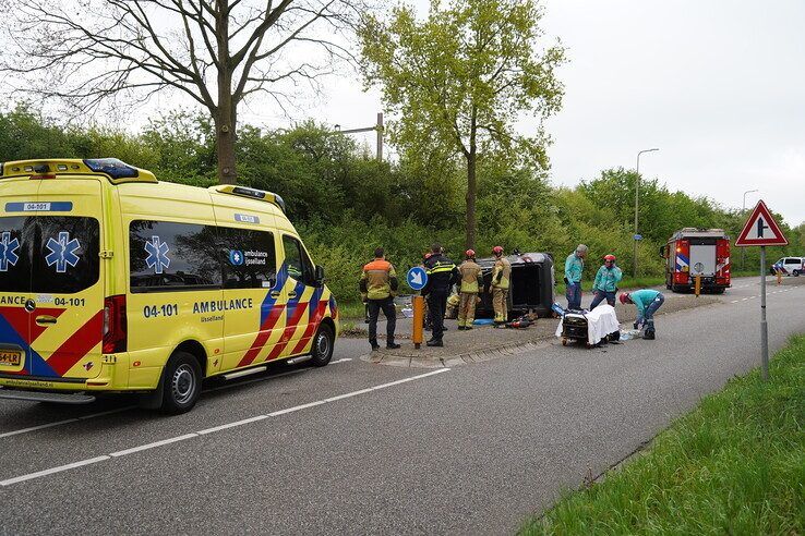 Auto slaat om na botsing tegen boom bij verkeersheuvel in Zwolle-Zuid