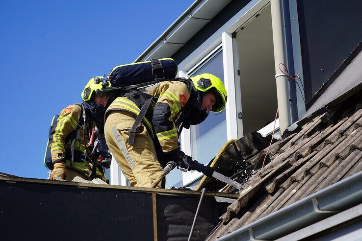 Brand onder dakpannen bij werkzaamheden