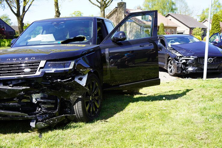 Aanrijding tussen twee personenauto’s op kruising Lorenzlaan en Hugo de Vrieslaan in Zwolle