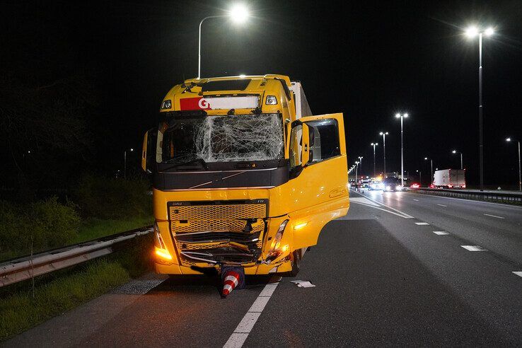 Vrachtwagen knalt op pijlwagen op A28 bij Zwolle, snelweg deels afgesloten