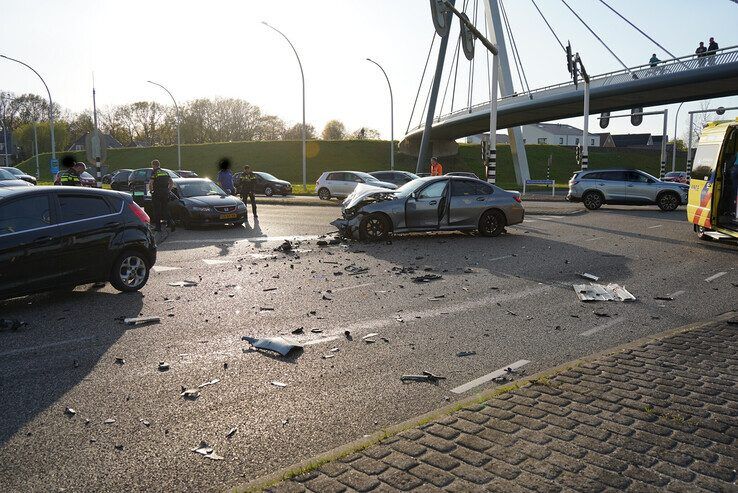 Kruising bij Zwolle afgesloten na botsing met vrachtwagen
