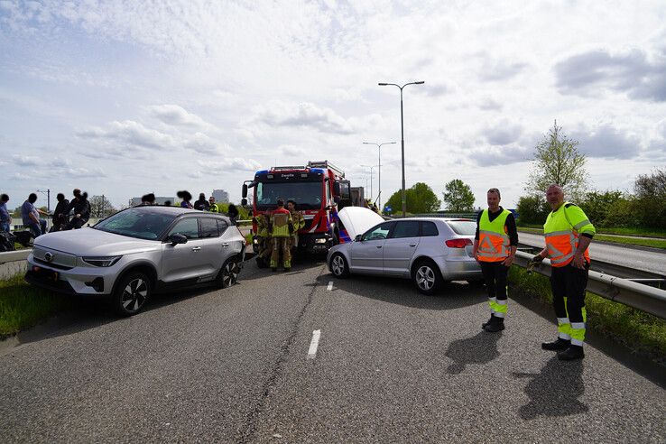 Automobiliste gewond na aanrijding op brug over Zwolle-IJsselkanaal
