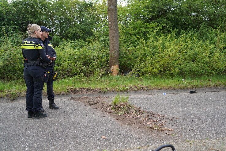Auto slaat om na botsing tegen boom bij verkeersheuvel in Zwolle-Zuid