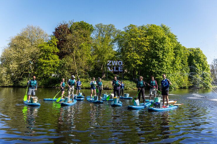 133 kilo afval uit Zwolse grachten gehaald bij start vijfde seizoen ‘Clean up on Tour’