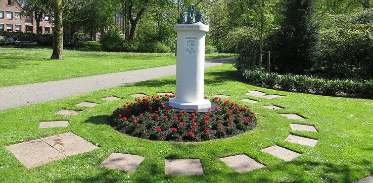 Adoptieoverdracht oorlogsmonumenten Kampen op 17 april