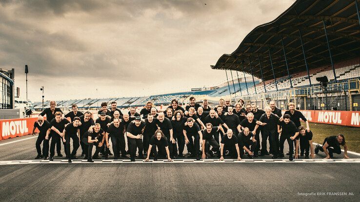 Koorbazen viert tien jaar broederschap met nieuwe show ‘ALIVE’