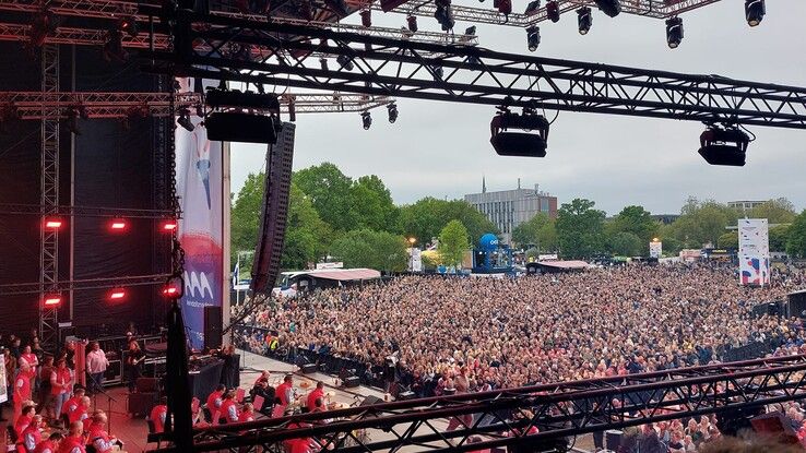 Bevrijdingsfestival Overijssel 2026: minder mensen dan vorig jaar maar blij met opkomst en programma