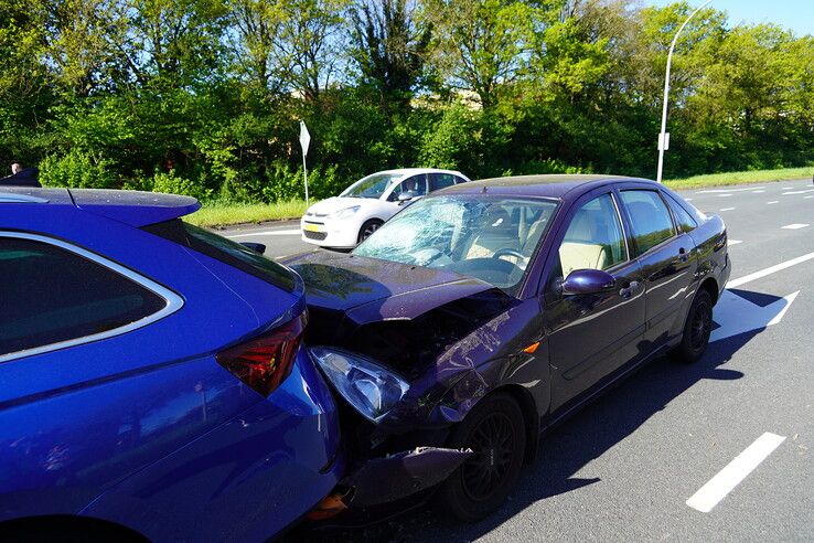 Kop-staartbotsing met meerdere auto’s op de IJsselallee