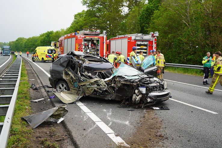 Ernstig ongeval op A28 bij Wezep: snelweg uren dicht, bestuurder gewond