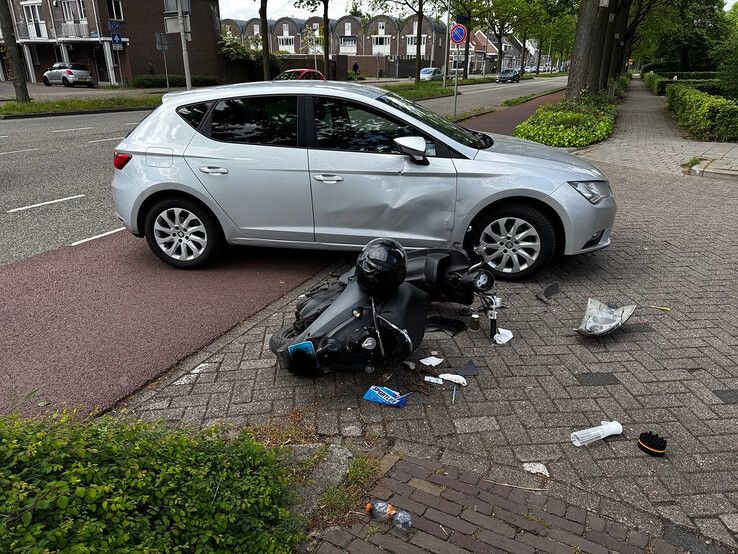 Snorfietser botst op auto in Zwolle
