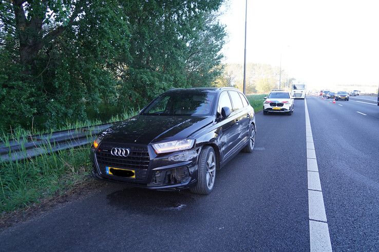 Twee auto’s botsen op A28 bij Zwolle, auto belandt in sloot