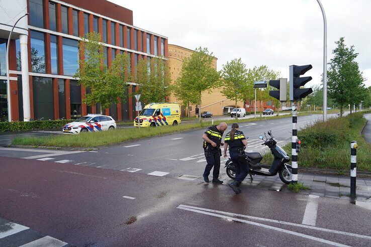 Snorfietser onderuit bij kruising in Zwolle