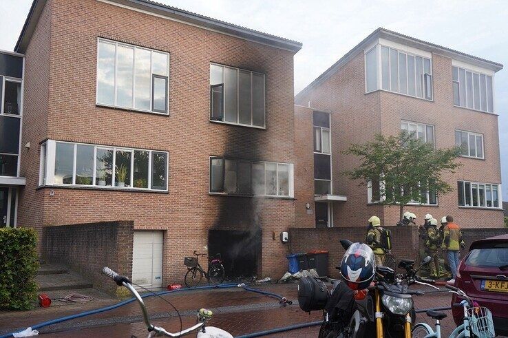 Garage onder woning zwaar beschadigd door brand