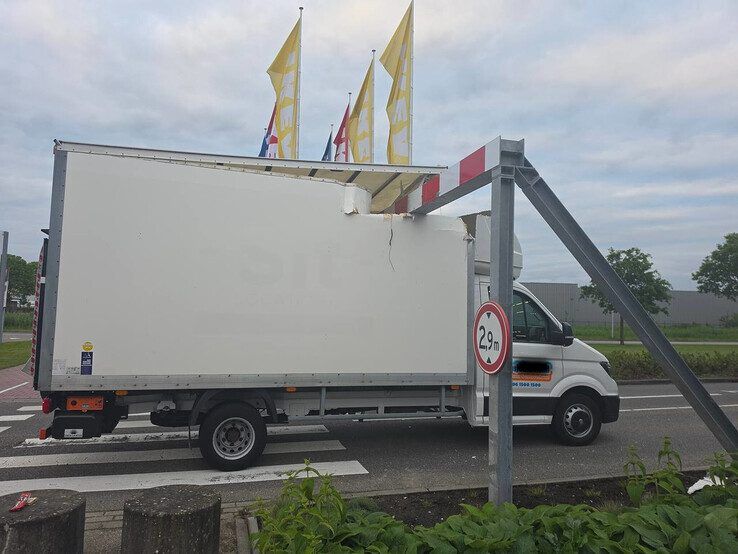 Chauffeur onderschat hoogte bij IKEA-parkeerplaats