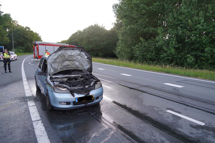 Auto brandde volledig uit op afrit A28 bij Zwolle-Noord