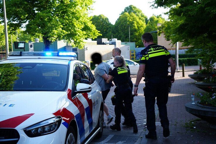 Politie grijpt in bij onrustige situatie op Bachplein in Zwolle