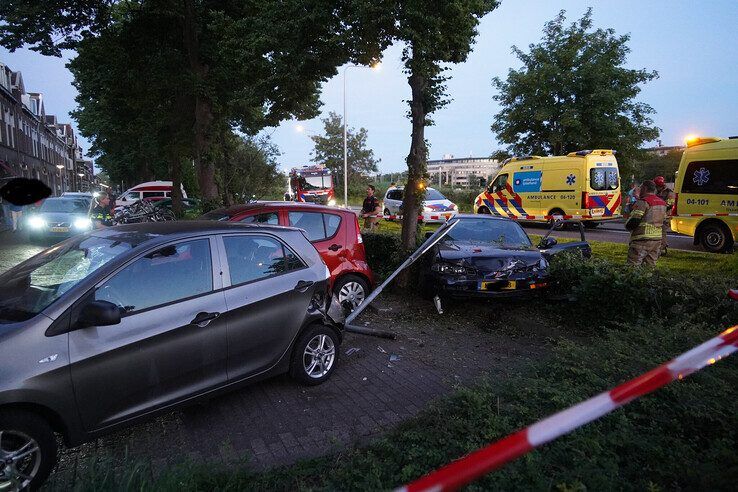 Auto vliegt met hoge snelheid uit bocht en raakt meerdere objecten op Deventerstraatweg in Zwolle