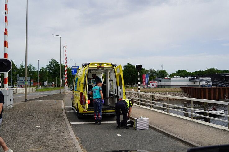 Scooterbestuurder gewond na botsing met slagboom op Holtenbroekerbrug