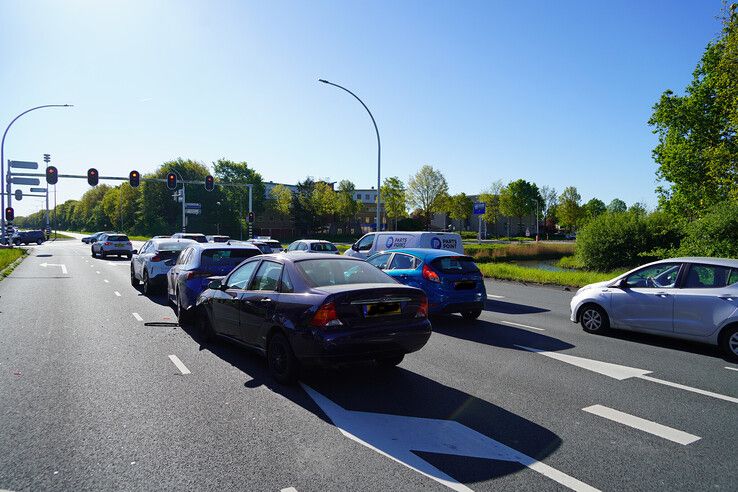 Kop-staartbotsing met meerdere auto’s op de IJsselallee