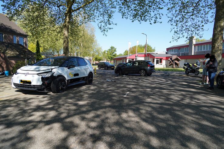 Auto’s botsen in 30 km/u-zone op Tichelmeesterlaan