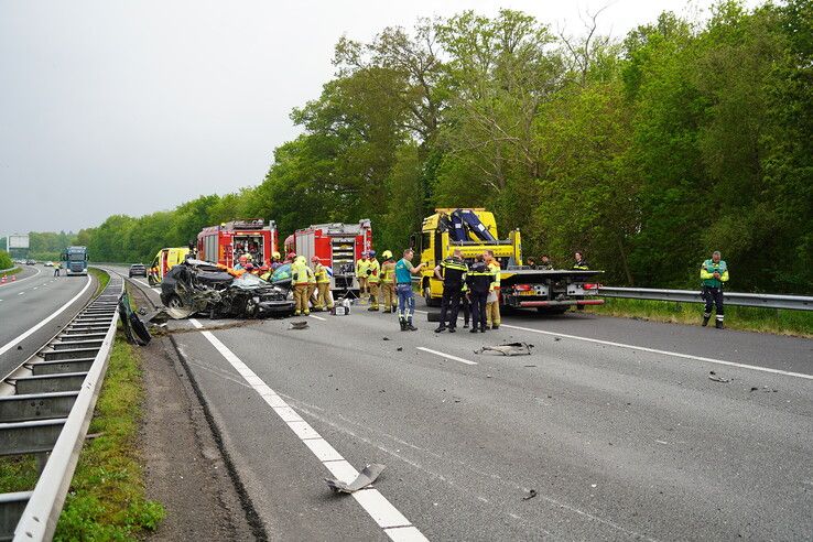 Ernstig ongeval op A28 bij Wezep: snelweg uren dicht, bestuurder gewond