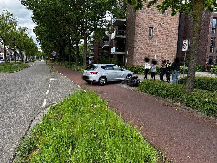 Snorfietser botst op auto in Zwolle