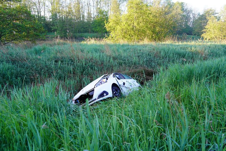 Twee auto’s botsen op A28 bij Zwolle, auto belandt in sloot