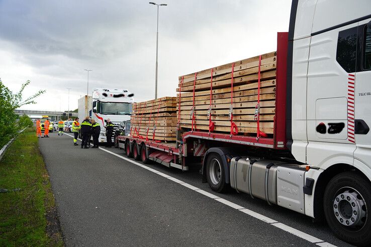 Kop-staartbotsing tussen vrachtwagens en personenauto op A28 bij Zwolle