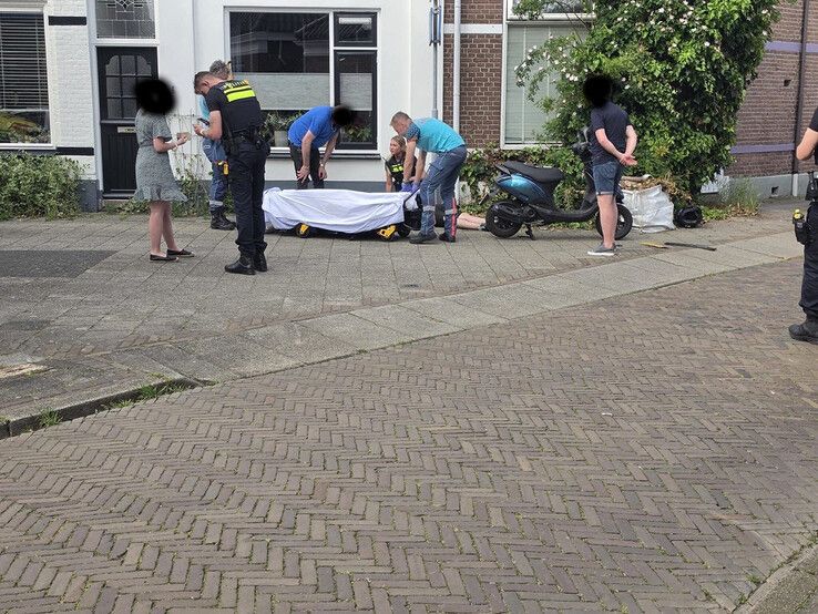 Scooterrijder op motorkap van auto na botsing in Zwolle