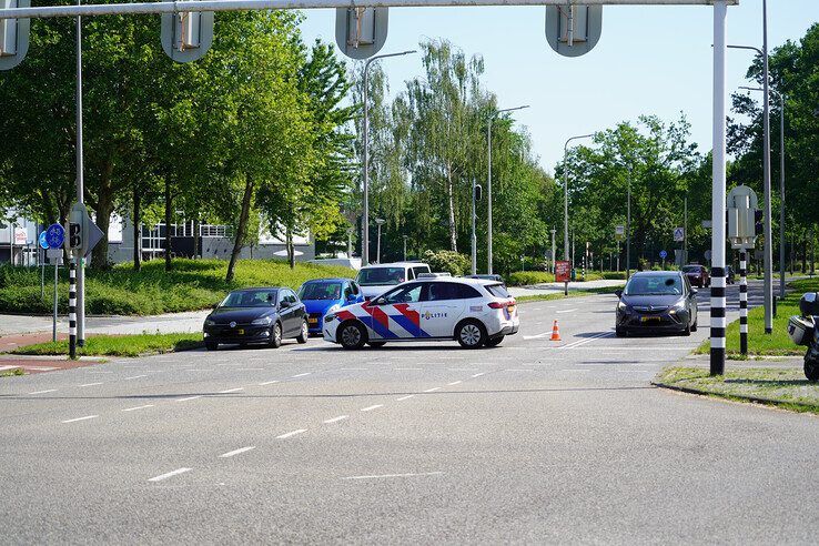 Twee auto’s botsen op kruising Zwartewaterallee en Rijnlaan