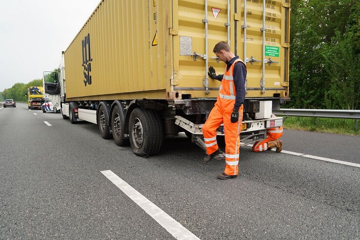 Ernstig ongeval op A28 bij Wezep: snelweg uren dicht, bestuurder gewond