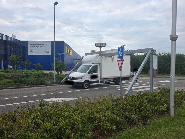 Chauffeur onderschat hoogte bij IKEA-parkeerplaats