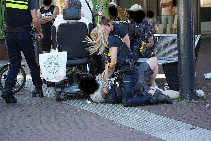 Politie grijpt in bij onrustige situatie op Bachplein in Zwolle