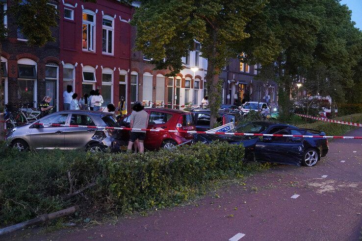Auto vliegt met hoge snelheid uit bocht en raakt meerdere objecten op Deventerstraatweg in Zwolle