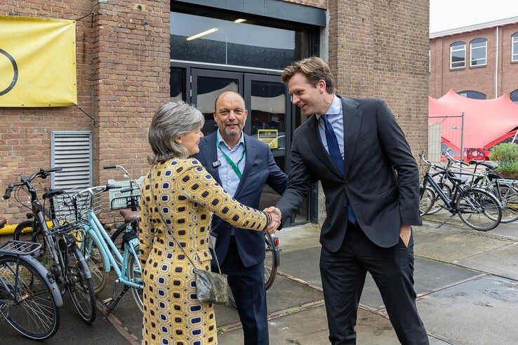 Minister Karremans prijst Zwolle tijdens werkbezoek