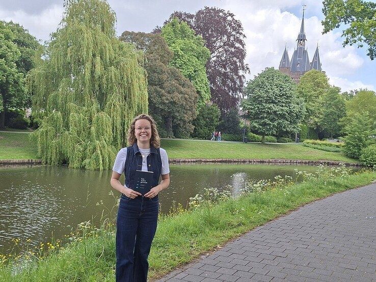 Linde Karnebeek uit Zwolle debuteert met dichtbundel ‘Iets wat is geweest’: Rouw is niet statisch