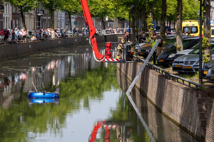Auto belandt in Burgel in Kampen, hulpdiensten massaal uitgerukt