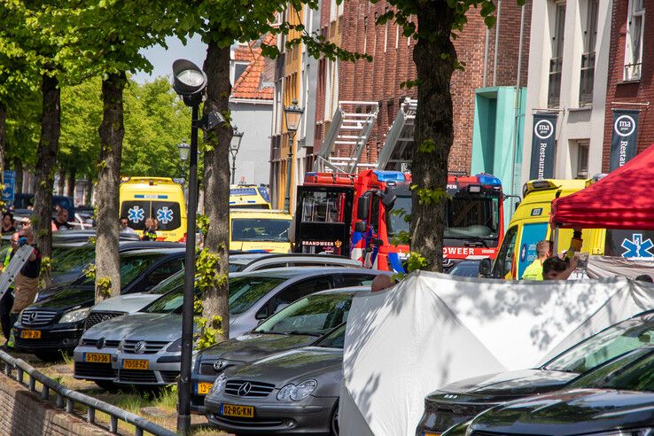 Auto belandt in Burgel in Kampen, hulpdiensten massaal uitgerukt