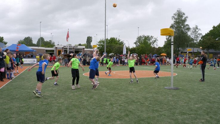 1100 kinderen trotseren regen tijdens Zwols Schoolkorfbaltoernooi [video]