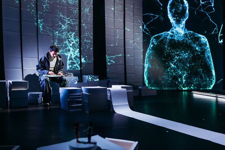 Roman & ELIZA in Theater Odeon: ‘Dat mensen een relatie aangaan met een chatbot vind ik fascinerend’