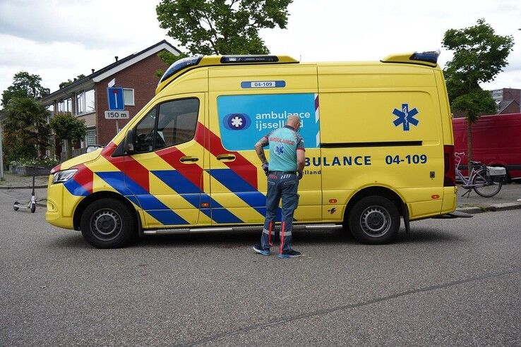 Scooterrijder gewond na aanrijding met pakketbezorger in Zwolle
