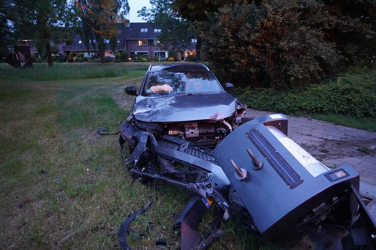 Automobilist verliest controle en botst tegen ondergrondse container in Zwolle