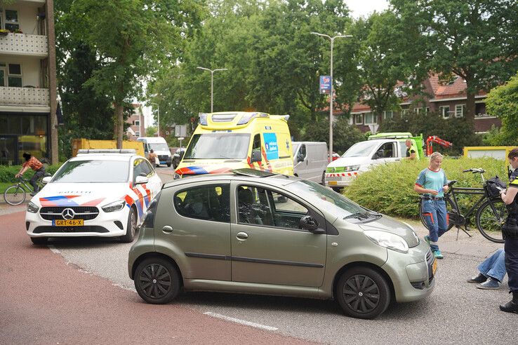 Fietsster gewond bij aanrijding op rotonde Wipstrikkerallee in Zwolle